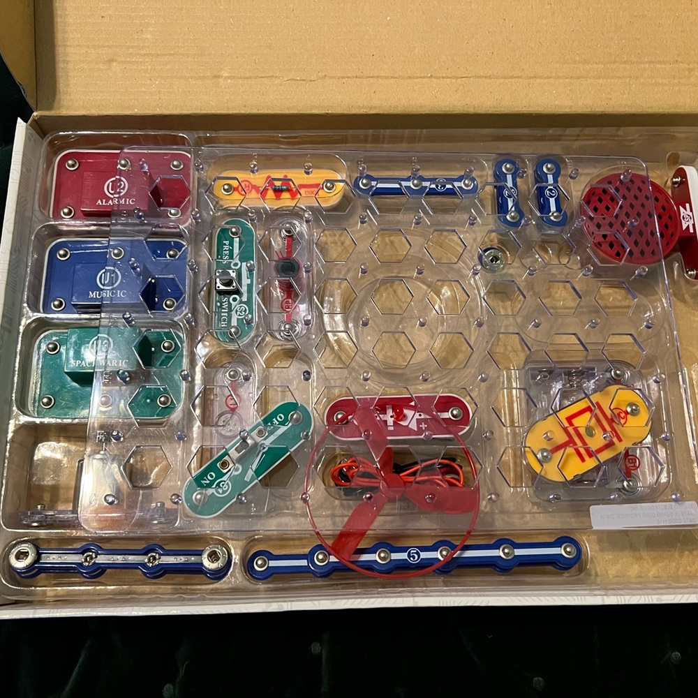 Snap Circuits Jr. Electronics Kit - Multi-Color - Picture 4 of 9